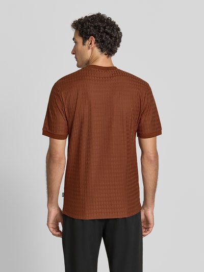 Männermodel trägt Regular fit t-shirt aus reiner Baumwolle Modell 'Thompson 321' von BOSS in bruin met gestructureerd patroon, Ganzkörperansicht Rückansicht. Heren t-shirt van BOSS