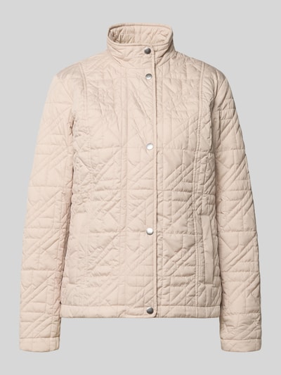 Produktfoto, Steppjacke mit Stehkragen und Eingrifftaschen von Fuchs Schmitt in Beige mit Regular Fit, Knopfleiste und dezenter Steppnaht, Rückenlänge 64 cm bei Größe 36, Schulterbreite 43 cm, Brustweite 49 cm, Ärmellänge 65 cm.