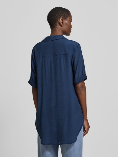 Frauenmodel trägt Relaxed Fit Bluse aus Viskose-Mix mit Umlegekragen von Apricot, semitransparentes Design, Knopfleiste, Halbarm, verlängerte Rückseite, Farbe Dunkelblau, Rückenlänge bei Größe S 81 cm, Ärmellänge 28 cm, Ganzkörperansicht Rückansicht.