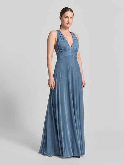 Vrouwenmodel draagt Maxikleid met V-hals en tailleband van Jake*s Cocktail in lichtblauw materiaalmix met stretch, getailleerd model, ganzichaamsaanzicht van voren. ruglengte maat 36: 130 cm, borstwijdte maat 36: 29 cm