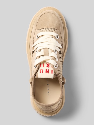 Produktfoto, Sneaker mit Plateau Modell 'Matilda' von INUIKII in Beige mit Flecht-Optik, abgerundete Passform, Schnürverschluss, Absatzhöhe 5 cm, Schafthöhe 7 cm, Schaftweite 9 cm, Flecht-Textur und glatte Details, beige Plateau-Sohle