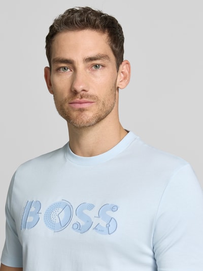 Männermodel trägt Regular Fit T-Shirt aus reiner Baumwolle Modell 'C-THOMPSON 89' von BOSS, Optik: Unifarben, Label-Print, Rundhals, Kurzarm, Jersey, Nahaufnahme Oberkörper.