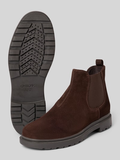 Produktfoto, braune Chelsea Boots mit elastischen Einsätzen, strukturierter Sohle und abgerundeter Form, Modell 'ANDALO' von Geox, Absatzhöhe 4 cm, Schafthöhe 12 cm, Schaftweite 11 cm, samtige Textur
