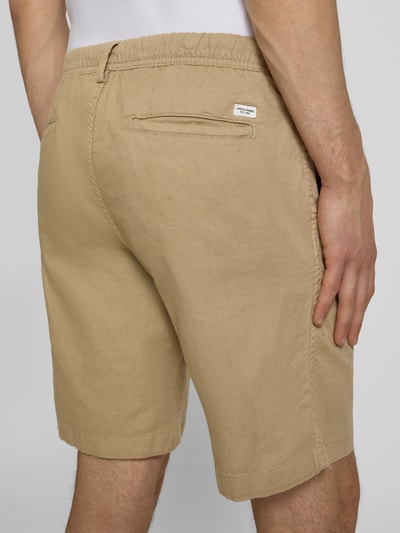 Männermodel trägt Shorts mit Tunnelzug Modell 'JAIDEN' von Jack & Jones aus Baumwoll-Leinen-Mix, Regular-Fit, sandfarben, Ganzkörperansicht Rückansicht. Bundweite bei Größe M 43 cm, Innenbeinlänge 23 cm.