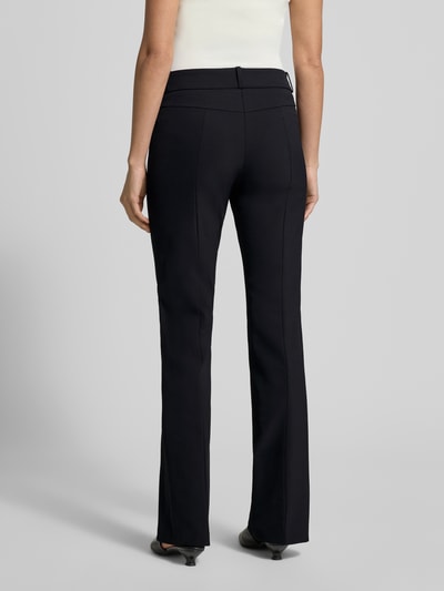 Frauenmodel trägt Bootcut Stoffhose mit Seitentaschen von Cambio, schwarze Farbe, elastischer Material-Mix, Ganzkörperansicht Rückansicht.