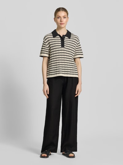 Frauenmodel trägt Leinenhose mit Bindegürtel Modell 'Chiara Belt' von MAC, schwarze Wide-Leg-Pants aus Leinen, Ganzkörperansicht von vorne.