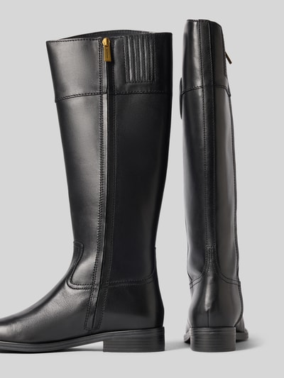 Produktfoto, czarne kozaki ze skóry z zaokrąglonym czubkiem, Zamek błyskawiczny, detal z logo, Model 'KIMMEE' od MICHAEL Michael Kors, wysokość obcasa: 3 cm, wysokość cholewki: 41 cm, szerokość w rozmiarze 40: 18 cm