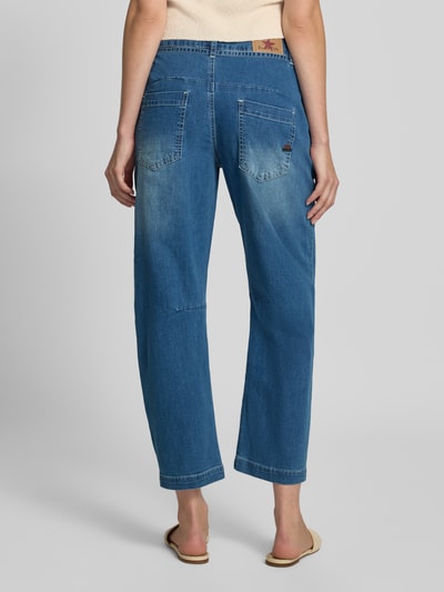 Frauenmodel trägt Jeans mit Eingrifftaschen und Bindegürtel von Buena Vista, Baumwoll-Mix, Straight Fit, mittleres Blau, Ganzkörperansicht Rückansicht.