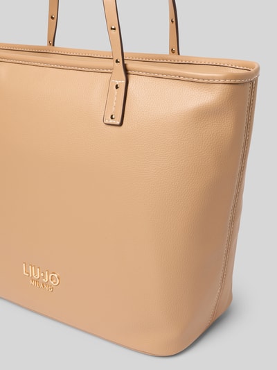 Produktfoto, Tote Bag mit Logo-Applikation Modell 'Evrim' von Liu Jo, ecru, fakturowana powierzchnia, szerokość w rozmiarze 41 cm, długość 39 cm, głębokość 16 cm, długość rączek 60 cm, komora główna na zamek, wąskie ramiączka, logo z przodu