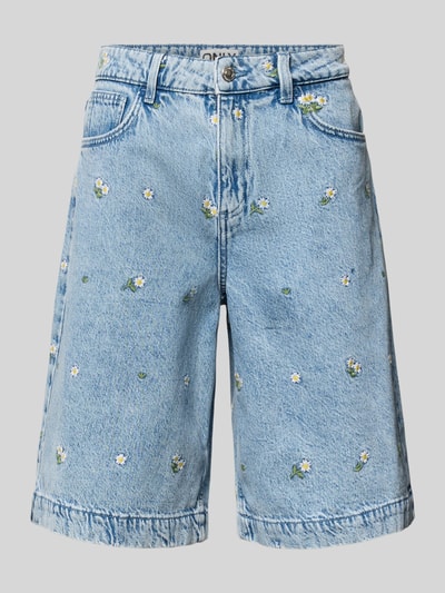 Produktfoto, hellblaue Jeansshorts mit Blumenmuster, aus reiner Baumwolle, Regular-Fit, Modell 'ONLDORSI-CASSIE' von ONLY, Damen Jeansshorts
