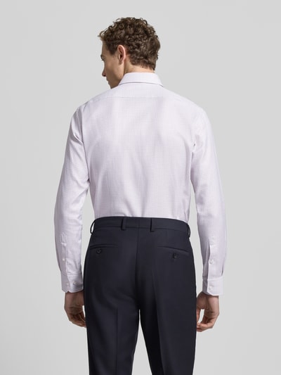 Männermodel trägt Regular Fit Businesshemd aus reine katoen, model 'JOE' van BOSS met ruitstructuur, lange mouwen, rugpand. Ganzkörperansicht Rückansicht.