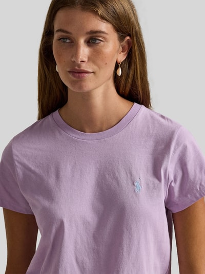 Modelka kobieca nosi T-Shirt mit Label-Stitching od Polo Ralph Lauren, bawełna, krój regular fit, liliowy, krótki rękaw, zbliżenie górnej części ciała.