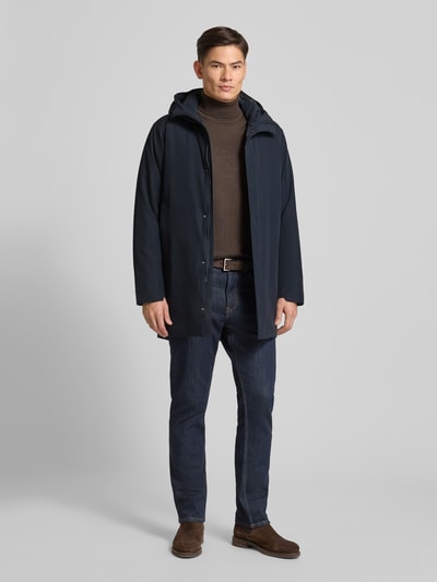 Męski model nosi Parka mit Kapuze od SCANDINAVIAN EDITION, luźny krój, kaptur, kryty zamek, kieszenie, detal z logo, widok całej sylwetki z przodu.