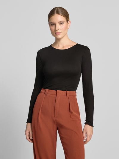 Modelka kobieca nosi Longsleeve aus Lyocell-Mix od COMMA, czarny, dopasowany krój, okrągły dekolt, długość pleców w rozmiarze 36: 56 cm, zdjęcie całej sylwetki z przodu.