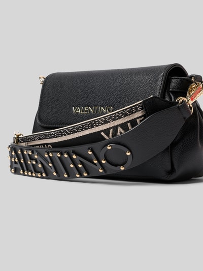 Produktfoto, czarna Umhängetasche mit Label-Detail Modell 'DEA' von VALENTINO BAGS, faktura skóry, metalowe aplikacje, szeroki pasek z logo, Szerokość w rozmiarze 1: 28 cm, długość: 15 cm, głębokość: 10 cm, długość paska: 55 cm, zamknięcie na magnes, kieszeń z zamkiem w środku