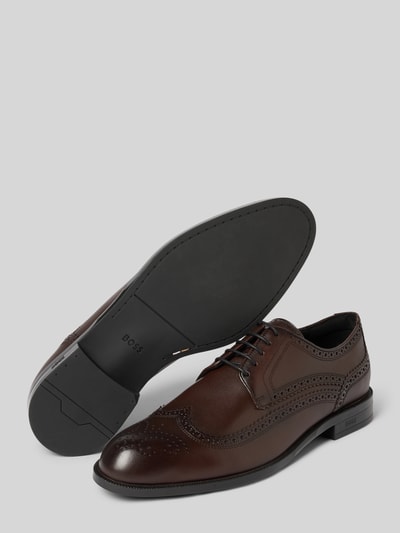 Produktfoto, braune buty sznurowane z naturalnej skóry o gładkiej strukturze z dekoracyjnymi perforacjami, model 'Tayil_Derb' od BOSS, Herren Schnürschuhe von BOSS