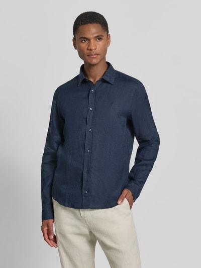 Männermodel trägt dunkelblaues Casual Fit Leinenhemd mit Kentkragen Modell 'Mike' von JOOP! Collection, Nahaufnahme Oberkörper. Reines Leinen, Knopfleiste, Sportmanschetten, abgerundeter Saum, Rückenlänge 73 cm, Schulterbreite 40 cm, Ärmellänge 66 cm, Größe M.