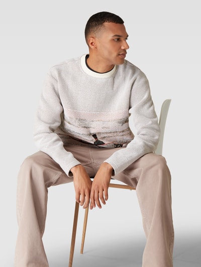 ANERKJENDT Sweter z dzianiny z wyhaftowanym motywem model ‘AKSUNE’ Złamany biały 3