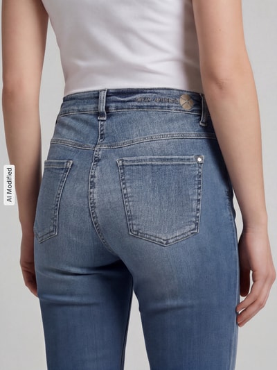 Vrouwenmodel draagt lichtblauwe bootcut-jeans uit mix van modal en katoen, Bootcut-Jeans aus Baumwoll-Mix Modell 'DREAM BOOT' van MAC, dames bootcut-jeans, detailopname achterzijde, KI-modificeerd beeld