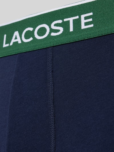 Produktfoto, dunkelblaue Trunk aus Baumwoll-Mix im 3er-Pack von Lacoste mit grün-weißem Bund, glatte Textur, Herren Pant & Trunk von Lacoste