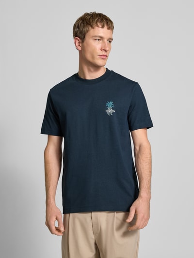 Männermodel trägt Oversized T-Shirt aus reiner Baumwolle von Marc O'Polo Denim in Optik: Unifarben, Label-Print, Rundhals, Heavy Rough Jersey, Ganzkörperansicht von vorne.