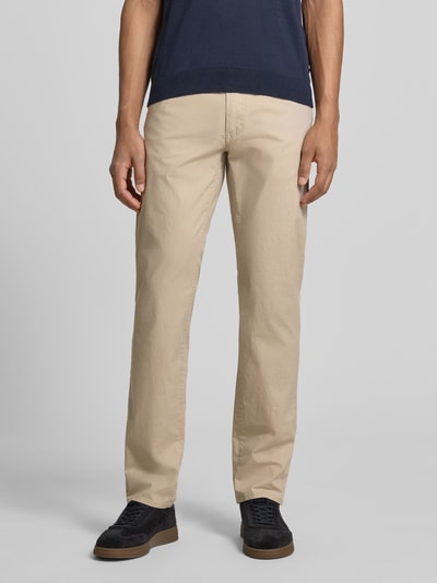 Männermodel trägt Regular Fit Hose mit 5-Pocket-Design aus Baumwoll-Mix Modell 'Cadiz' von Brax, Optik: Unifarben, Ganzkörperansicht von vorne.
