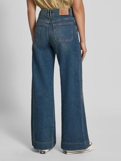 Frauenmodel trägt Wide & Loose Fit Jeans aus Baumwoll-Mix Modell '318' von Levi's® 300, Damen Wide & Loose Fit Jeans, Ganzkörperansicht Rückansicht