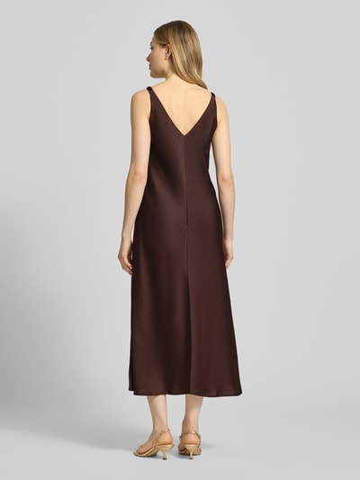 Frauenmodel trägt Regular Fit Midikleid mit V-Ausschnitt von V by Vera Mont, brauner Satin, ärmellos, Rückenausschnitt, Ganzkörperansicht Rückansicht. Rückenlänge 129 cm, Brustweite 37 cm bei Größe 36.