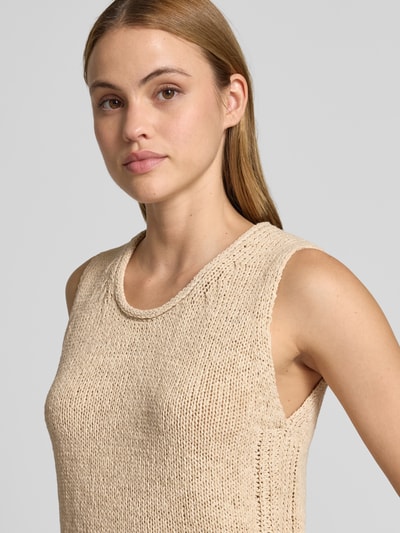 Frauenmodel trägt Stricktop mit Rundhalsausschnitt von Oui, Beige, Grobstrick, Baumwoll-Mix, Gerader-Schnitt, Nahaufnahme Oberkörper. Rückenlänge Größe 36: 54 cm.