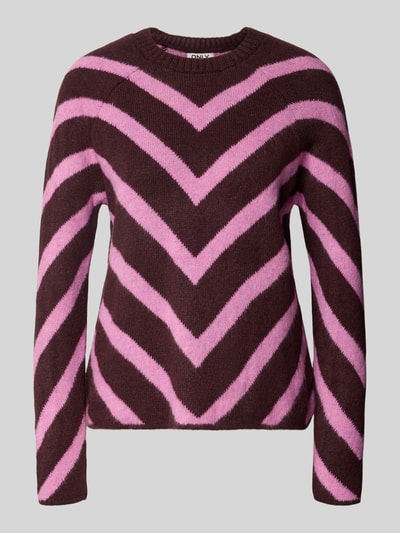 Produktfoto, Regular Fit Pullover mit Raglanärmeln Modell 'ELIZA' von ONLY in Strickoptik, geometrisches Muster, braun mit pinken Streifen, Rundhals.