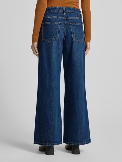 Frauenmodel trägt Jeans mit 5-Pocket-Design Modell 'ANNIE' von Mango in Dunkelblau, Reine Baumwolle, Lockerer-Schnitt, Ganzkörperansicht Rückansicht.