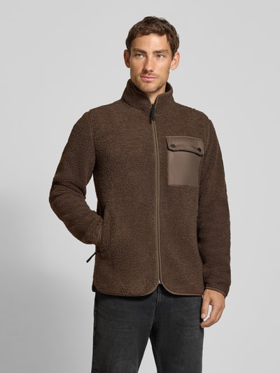 Männermodel trägt Regular Fit Jacke mit Stehkragen Modell 'Peter' von Didriksons in Braun mit Strukturmuster und Brusttasche, Ganzkörperansicht von vorne. Rückenlänge 74 cm, Schulterbreite 40 cm, Brustweite 53 cm, Ärmellänge 72 cm.