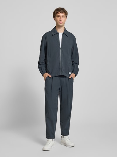 Męski model nosi Regular Fit Hemdjacke aus reiner Baumwolle od Marc O'Polo DENIM, ciemnoszary, jednokolorowy materiał, gładka tekstura, całopostaciowe ujęcie z przodu.