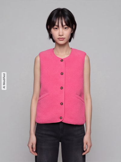 Frauenmodel trägt Regular Fit Weste in Teddyfell-Optik Modell 'BABY' von ONLY in Pink mit Holzknöpfen, Ganzkörperansicht von vorne, KI-modifiziertes Bild. Damen Weste von ONLY.