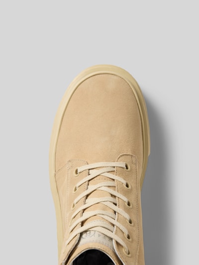 Produktfoto, Sneaker mit Schnürverschluss von MM6 Maison Margiela in Beige mit strukturierter Sohle und Label-Stitching auf hellem Hintergrund.