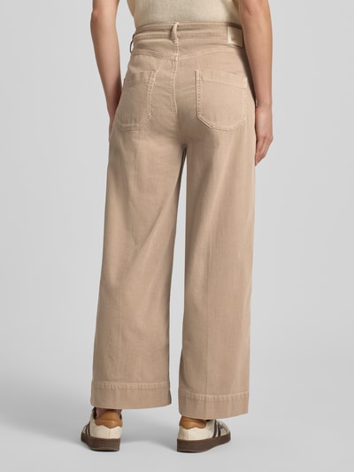 Kobiece modelka nosi jeansy Wide Leg Jeans mit aufgesetzten Taschen Modell 'MIRU' od Raffaello Rossi, mieszanka bawełny i lnu, krój wide leg, długość 6/8, nakładane kieszenie, szerokość w rozmiarze 36: 41 cm, długość wewnętrzna nogawki: 65 cm, widok całej sylwetki z tyłu