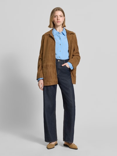 Frauenmodel trägt Relaxed Fit Hemdbluse aus Viskose-Mix von s.Oliver RED LABEL in Blau mit Allover-Streifenmuster, Ganzkörperansicht von vorne.
