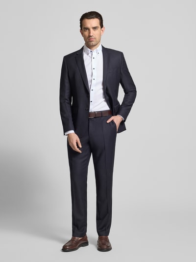 Männermodel trägt Regular Fit Business-Hemd mit Button-Down-Kragen von OLYMP, Reine Baumwolle, Unifarbenes-Design, Ganzkörperansicht von vorne.