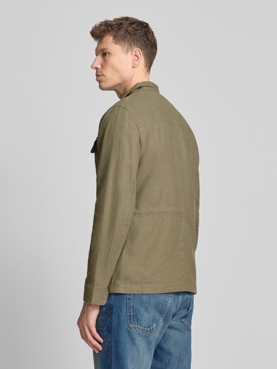 Männermodel trägt Regular Fit Jacke aus Leinen-Mix mit Stehkragen von Geox, Oliv, AufgesetzteTaschen, Langärmelig, Ganzkörperansicht Rückansicht, Leinen-Baumwoll-Anteil, Kontext: Rückenlänge 73 cm, Schulterbreite 44 cm, Brustweite 55 cm, Ärmellänge 66 cm, Größe M.