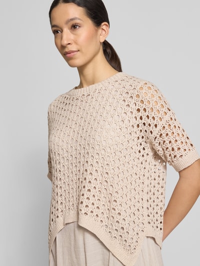 Frauenmodel trägt Minikleid im 2-in-1-Look von Apricot in Beige, gerader Schnitt, Rundhalsausschnitt, Lochstrick, Nahaufnahme Oberkörper.
