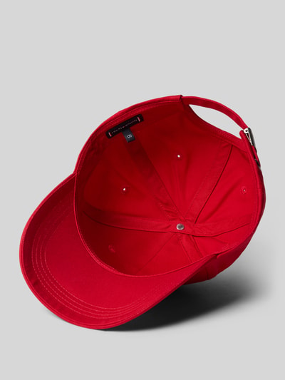 Produktfoto, rote Cap mit Label-Stitching von Tommy Hilfiger, strapazierfähiges Material, verstärkter Schirm, Luftlöcher, verstellbarer Riegel auf der Rückseite, Herren Cap
