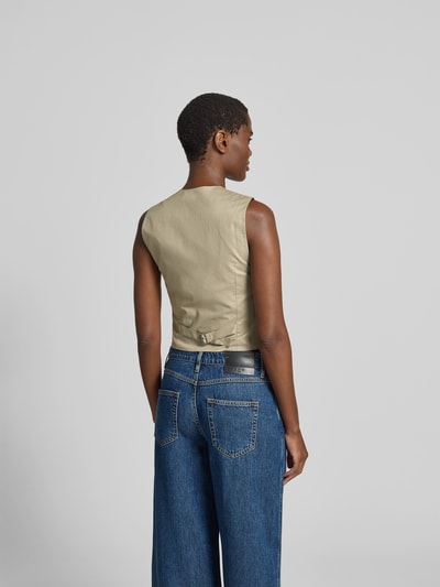 Frauenmodel trägt Slim Fit Weste mit V-Ausschnitt von Iro aus Reine Baumwolle, Paspeltaschen, Knopfleiste, Rückenlänge 46 cm, Brustweite 32 cm, Ganzkörperansicht Rückansicht.