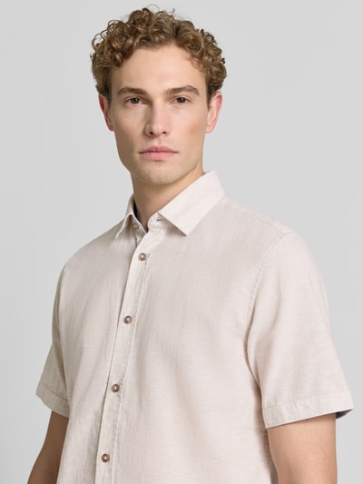 Männermodel trägt Regular Fit Freizeithemd aus Leinen-Baumwolle-Mix von Tom Tailor, Optik: Unifarben, Nahaufnahme Oberkörper
