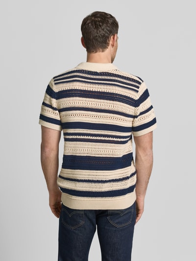 Männermodel trägt Modern Fit Freizeithemd in Strick-Optik mit Knopfleiste von Jack & Jones Premium, gewachste Baumwolle, Modell BLUHAMILTON, Kentkragen, creme und marineblau gestreift, Rückenlänge 72 cm, Ärmellänge 23 cm, Ganzkörperansicht Rückansicht.