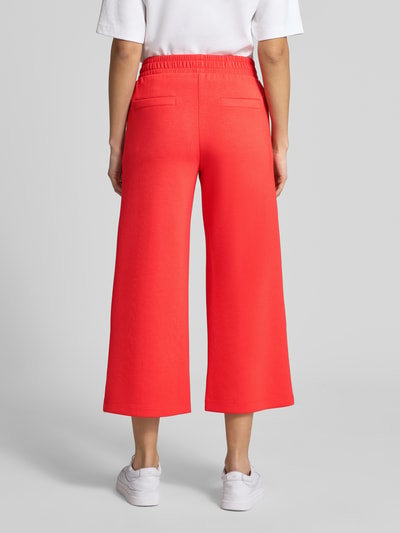 Frauenmodel trägt Culotte mit elastischem Bund von Christian Berg Woman aus Material-Mix mit Modal-Anteil, Wide-Leg, Längsnähte, Ganzkörperansicht Rückansicht.