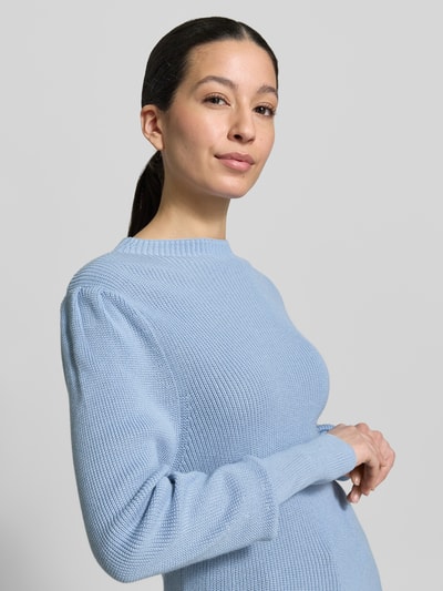 Frauenmodel trägt Slim Fit Pullover in Strick-Optik von zero aus Baumwoll-Mix in Hellblau mit Rundhalsausschnitt, Nahaufnahme Oberkörper.