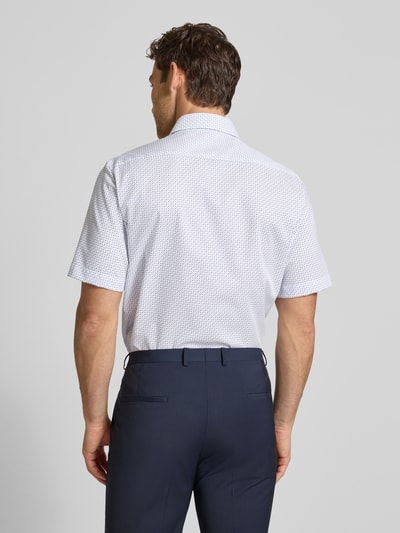 Männermodel trägt Regular Fit Business-Hemd mit Kentkragen von ETERNA, weiße Baumwolle, dezentes Muster, Rückansicht, Ganzkörperansicht.