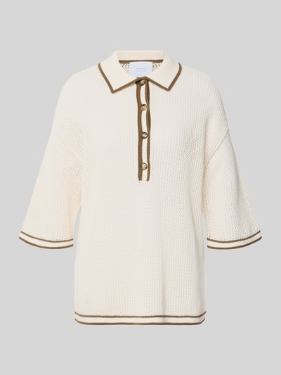 Produktfoto, Strickshirt mit Polokragen und Knopfleiste von Style Icon Collection, Reine Baumwolle, Gerader-Schnitt, Grobstrick, cremefarben mit brauner Umrandung, 3/4-Arm, überschnittene Schultern, Rückenlänge 65 cm, Ärmellänge 28 cm.