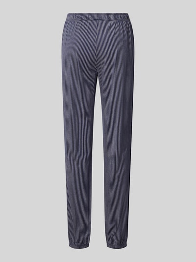 Produktfoto, Regular Fit Pyjama-Hose mit Baumwoll-Viskose-Mix von s.Oliver RED LABEL, lockerer Schnitt, blaues Streifenmuster, elastische Abschlüsse.
