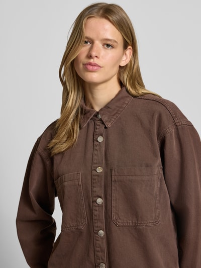 Frauenmodel trägt Loose Fit Hemdjacke mit Woll-Anteil Modell 'ALVA' von NOISY MAY, brauner Baumwoll-Woll-Mix, Umlegekragen, Brusttaschen, Nahaufnahme Oberkörper.